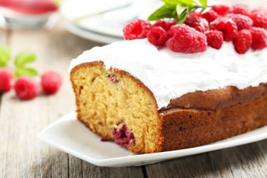 frambuazlı pasta plaka üzerinde