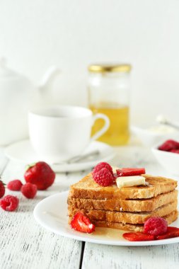 Ahududu ve çilek ile taze ekmeği