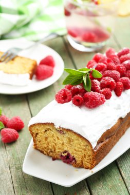 frambuazlı pasta plaka üzerinde