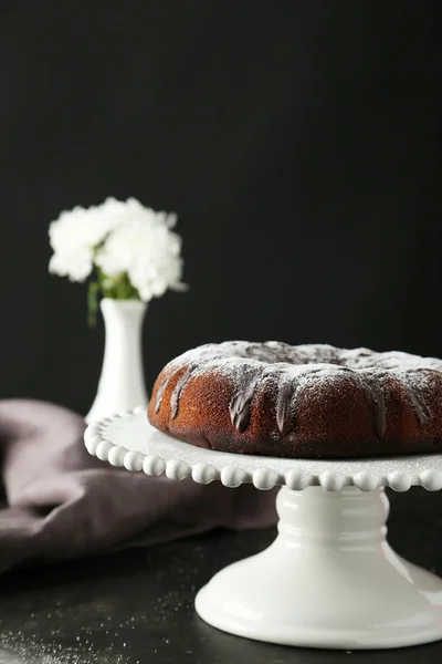 Chocolade bundt cake op taart stand — Stockfoto