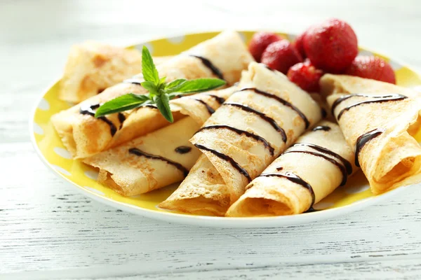 Pancake gulung yang lezat dengan stroberi — Stok Foto