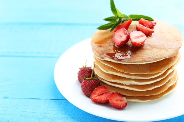 Deliciosos panqueques con fresas — Foto de Stock