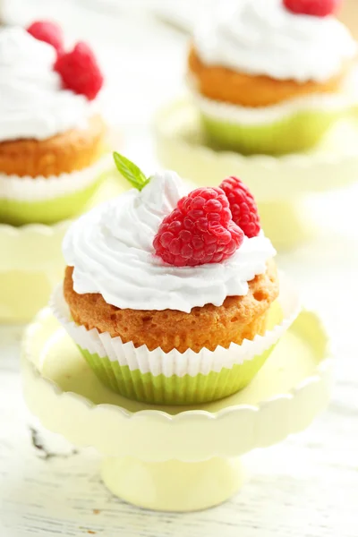 Cupcakes framboises sur le stand de gâteau — Photo