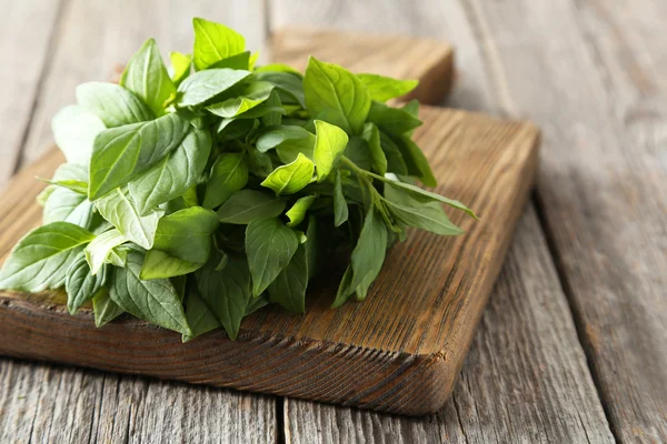 Basil daun di pemotongan papan — Stok Foto