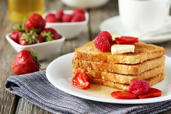 Fresh toast with raspberries and strawberries — Stock Photo, Image