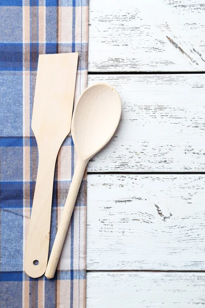 Mesa con cuchara de madera y servilleta — Foto de Stock