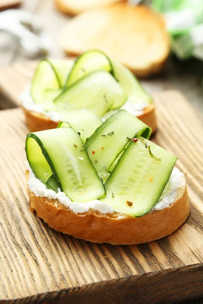 Lekker vers bruschetta met komkommer — Stockfoto
