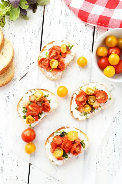 Sabrosa bruschetta fresca con tomates —  Fotos de Stock