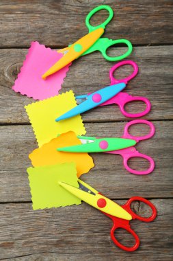 Ahşap zemin üzerinde makas