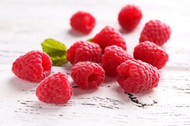 Ahududu ahşap zemin üzerinde