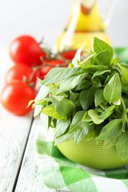 domates ve fesleğen yaprağı