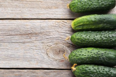 Ahşap zemin üzerinde taze salatalıklar