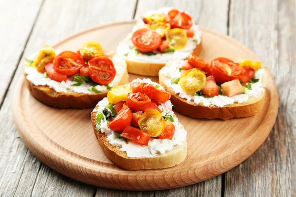 Pyszne świeże bruschetta z pomidorami — Zdjęcie stockowe