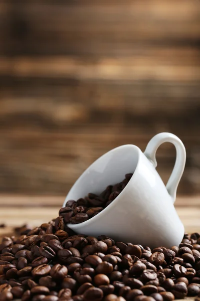 Kaffebønner i beger – stockfoto