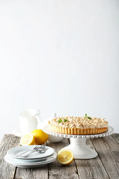 Lemon meringue koláč na dort stojan — Stock fotografie
