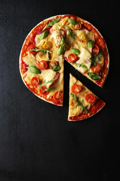 Plato de pizza de madera vacía sobre hormigón oscuro. bandeja de pizza  sobre fondo de hormigón oscuro plano y copie el espacio.