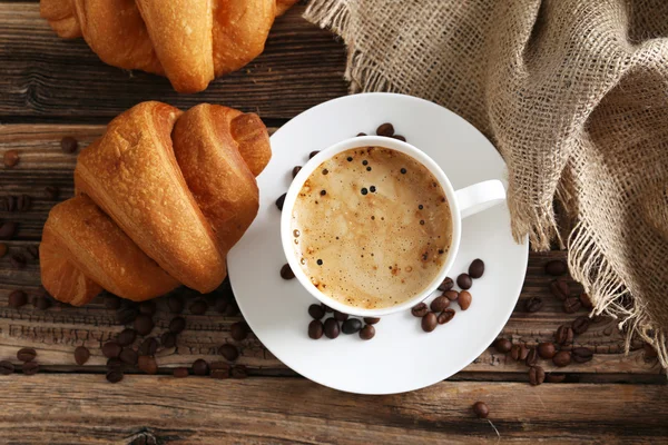 Délicieux croissants avec tasse de café — Photo