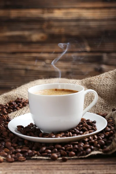 Чашка кави з кавовими зернами — стокове фото