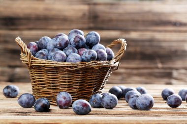 sepet içinde taze Erik