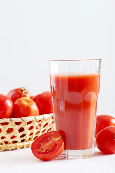Tomates rojos frescos y zumo de tomate —  Fotos de Stock