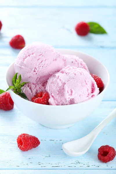 Eis in Schüssel mit Himbeeren — Stockfoto