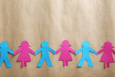 Kağıt insanlar kahverengi zemin üzerine