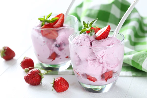 Ice cream in glasses with strawberries — Stock Photo, Image