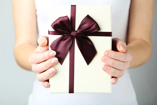 Hands holding gift box — Stock Photo, Image