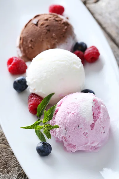 Zmrzlina na talíř s ovocem — Stock fotografie