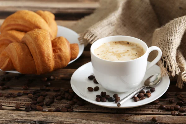 Heerlijke croissants met kop koffie — Stockfoto