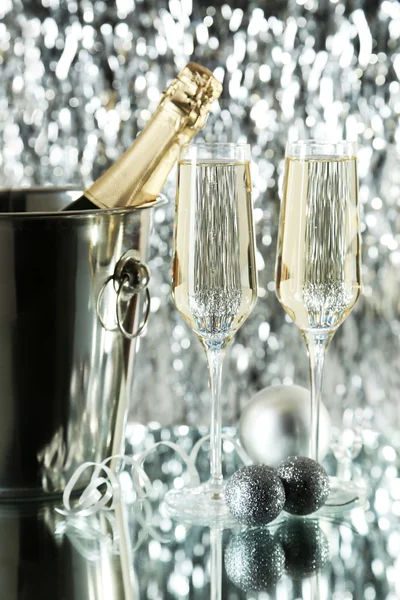 Glazen champagne met fles — Stockfoto
