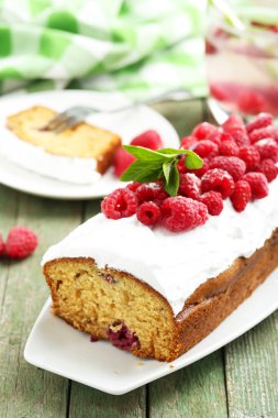 frambuazlı pasta plaka üzerinde