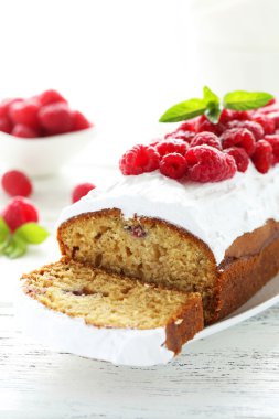 frambuazlı pasta plaka üzerinde