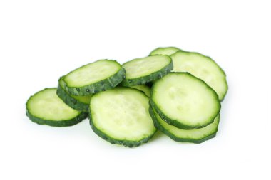 Beyaz arkaplanda salatalık