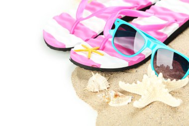 Beyaz arkaplanda plaj aksesuarları