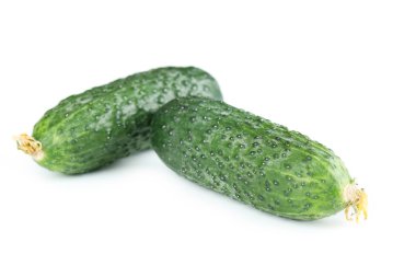 Beyaz arkaplanda salatalıklar