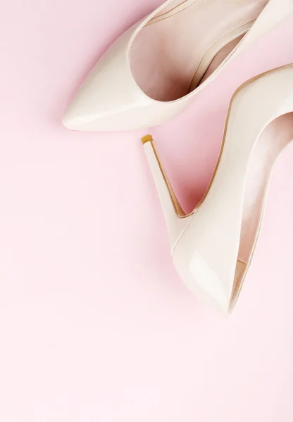 Pair of beige women's high-heeled shoes — Stock Photo, Image