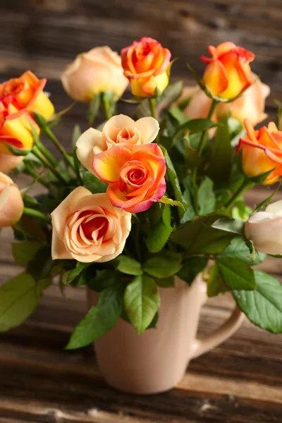 在杯中的橙色玫瑰的花束 — 图库照片
