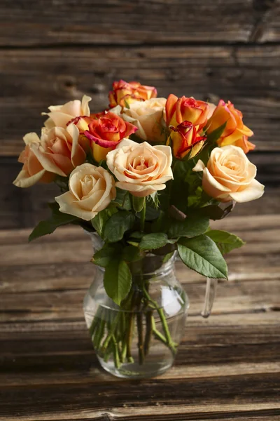 Аромат апельсиновых роз в вазе — стоковое фото