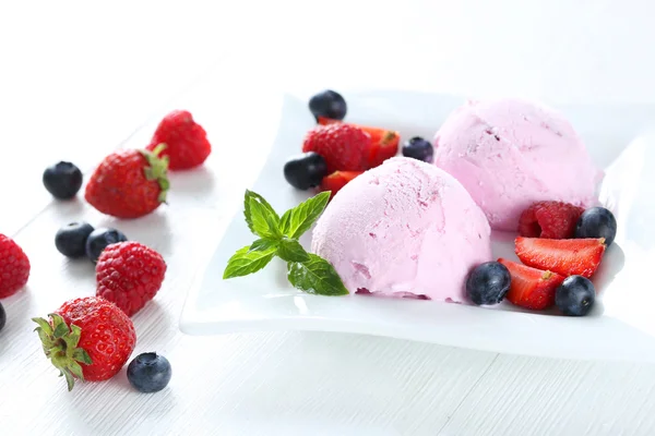 Ice cream on plate with berries — Stock Photo, Image