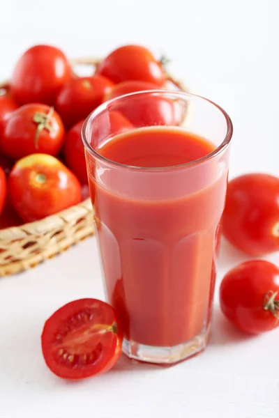 Frische rote Tomaten und Tomatensaft — Stockfoto