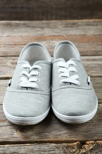 ライトグレーの靴のペア — Stockfoto