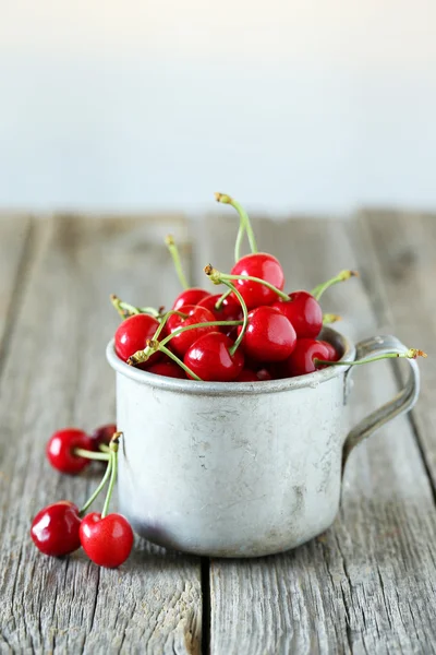 Cerises mûres en tasse — Photo