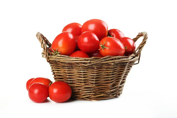 Frische rote Tomaten im Korb Stockbild