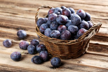 sepet içinde taze Erik