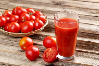 taze kırmızı domates ve domates suyu