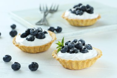 Yaban mersini ile tatlı tartlets