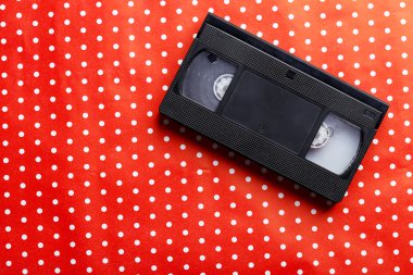Video kaset kırmızı zemin üzerine