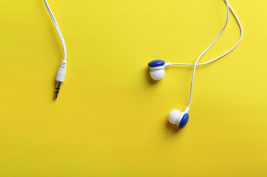 Kağıt arka plan beyaz kulaklık