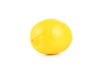 beyaz arkaplanda limon